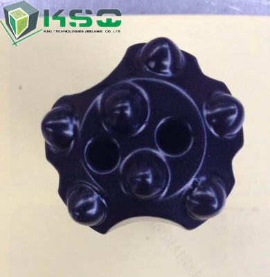 Kleine Lochsteinbruchtunnelbank bohrender Knopf-Bohrer benutzt mit Handfelsenbohrgeräten